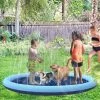 Hondenzwembad 150cm Van Verdikt PVC – Honden Speelgoed – Honden Speeltjes – Waterspeelgoed – Watersproeier – Hondenspeelgoed – Koelmat – Kinderzwembadje – Speelmat Met Fontein – Verkoeling Voor Honden & Kinderen!